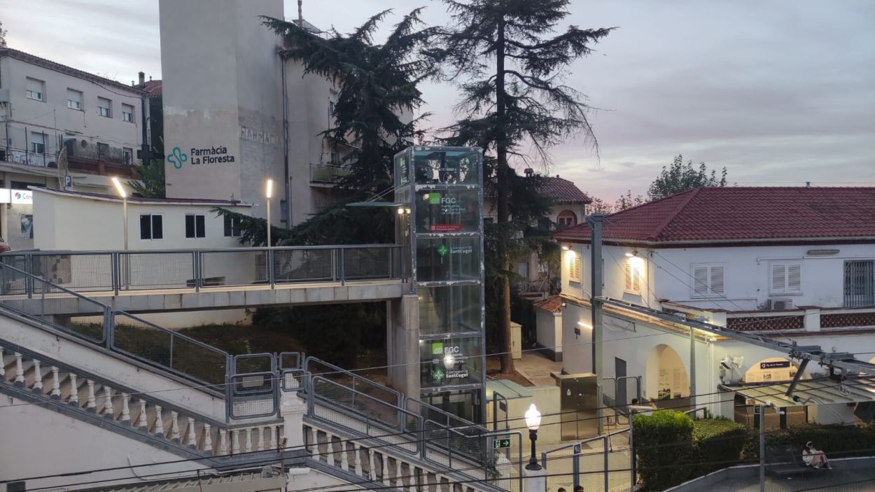 Alarma per un home que salta a les vies del tren a la Floresta