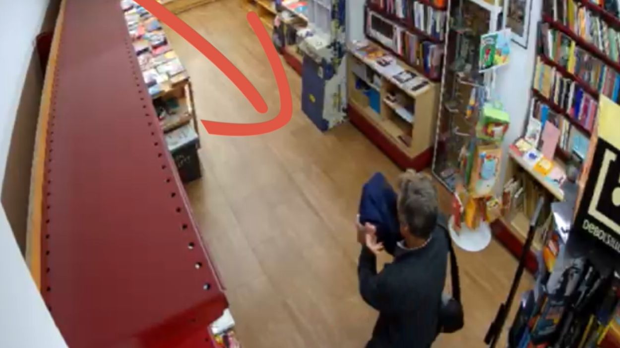 Les càmeres del Celler de Llibres capten com un lladre furta quatre llibres de Brandon Sanderson