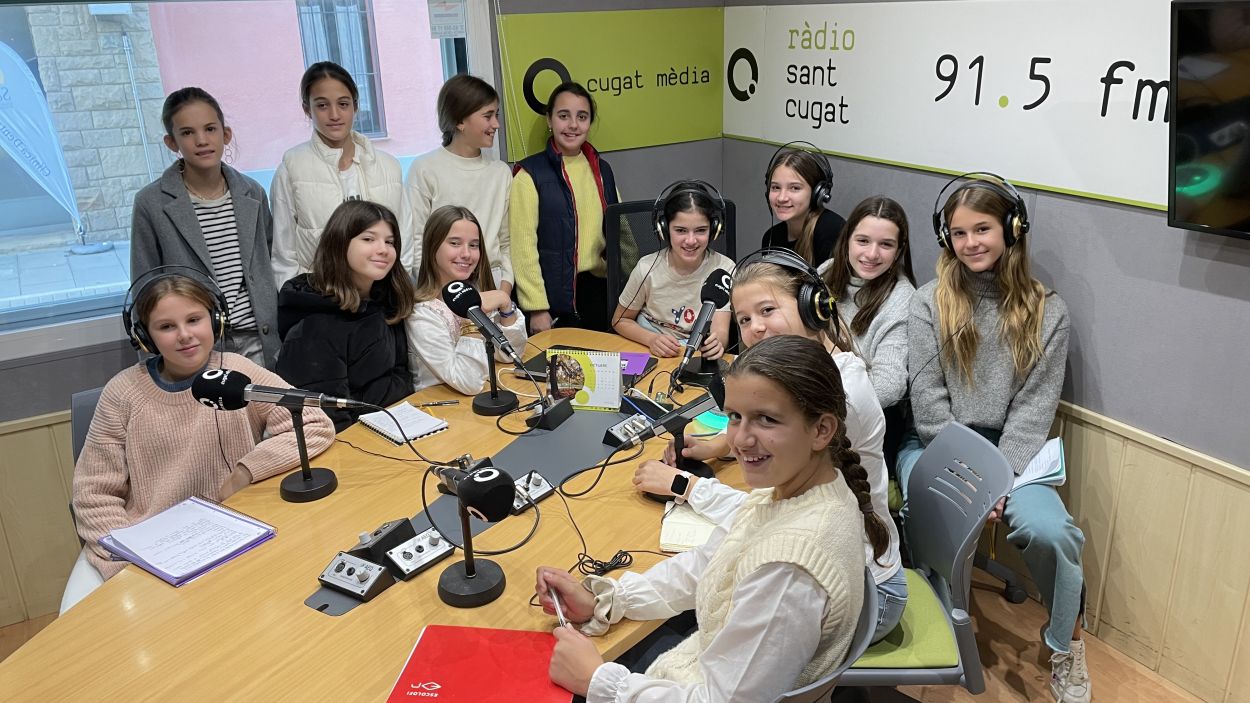 Cugat Mèdia rep la visita d'un grup d'alumnes de l'escola La Vall