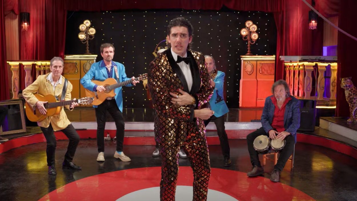 Tacho canta 'El Premio Gordo' amb Los Manolos