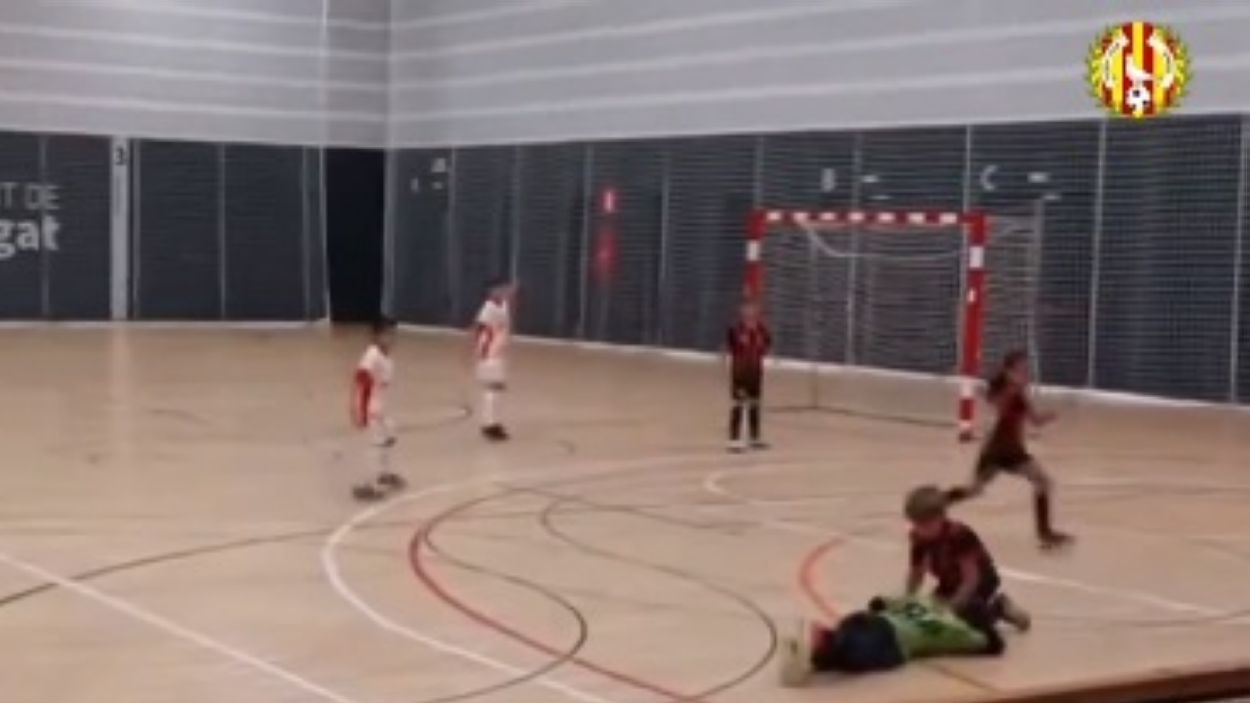 El gest esportiu del benjamí de l'Industrias Santa Coloma davant el Futbol Sala Sant Cugat