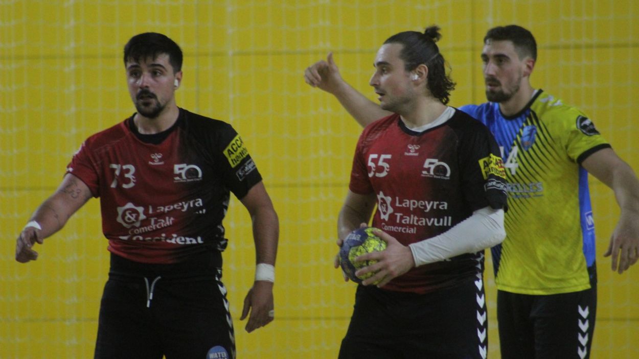 L'Handbol Sant Cugat supera l'Esplugues a domicili i continua a la part alta de la taula