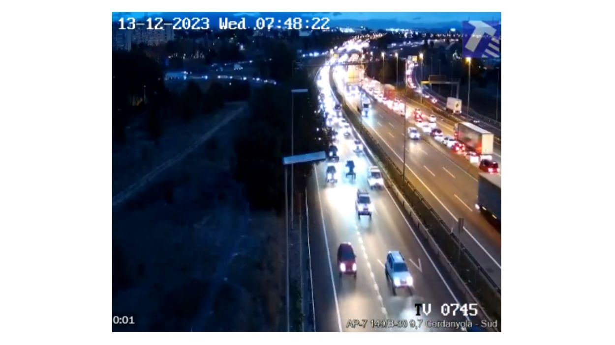 Matí complicat a l'AP7 a Sant Cugat per uns camions avariats