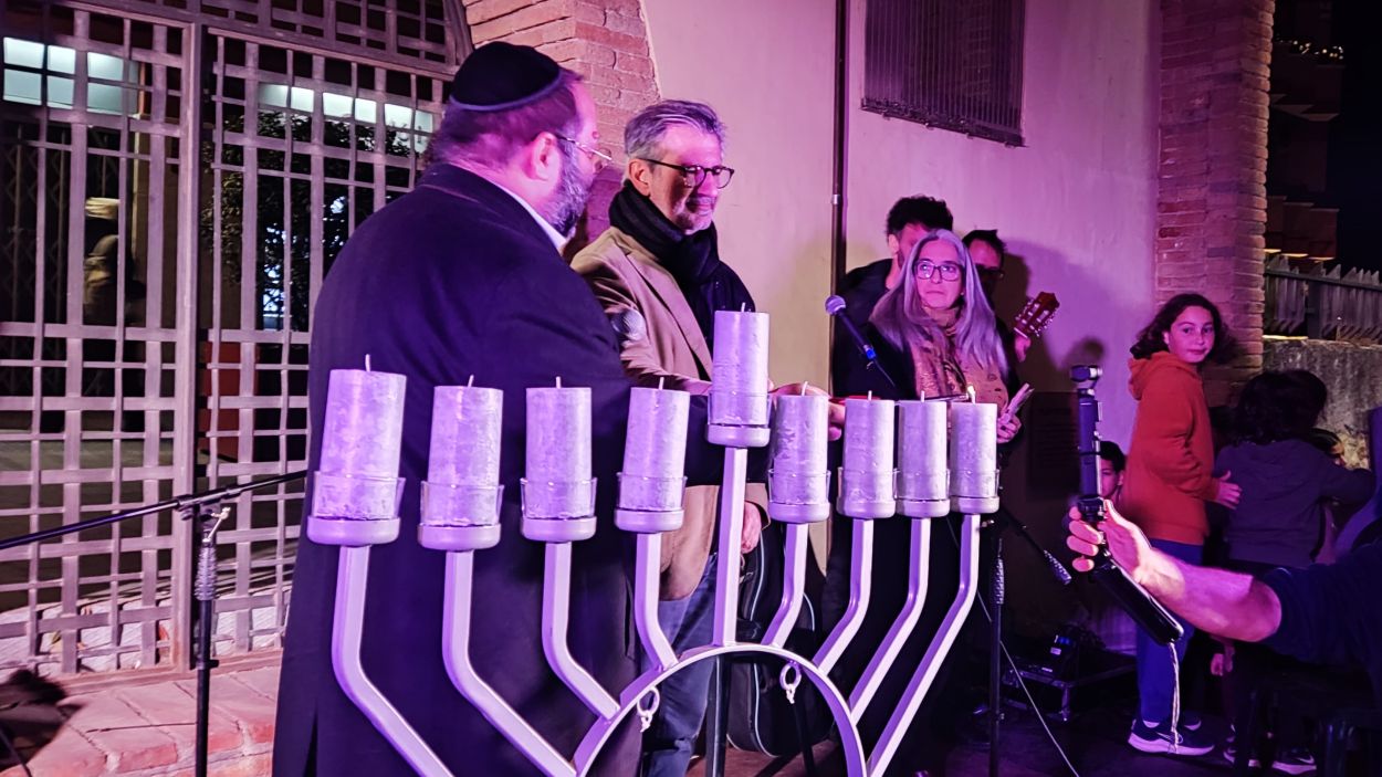 La comunitat jueva de Sant Cugat encén l'última espelma de la Hanukkà
