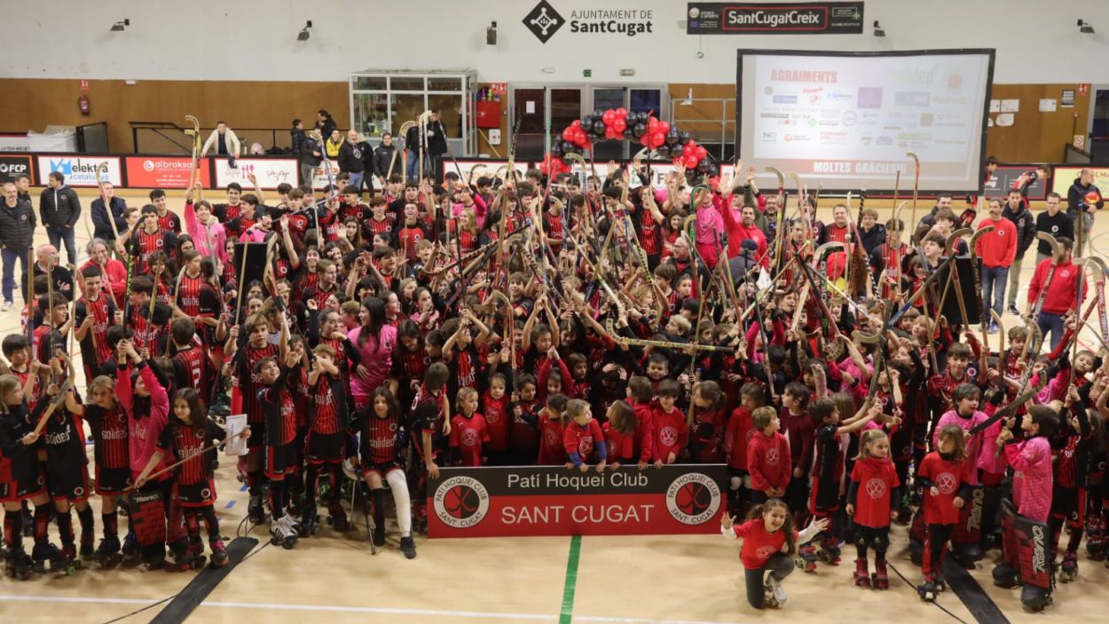 Festa vermell-i-negra en la presentació de la temporada del Solideo Patí Hoquei Sant Cugat