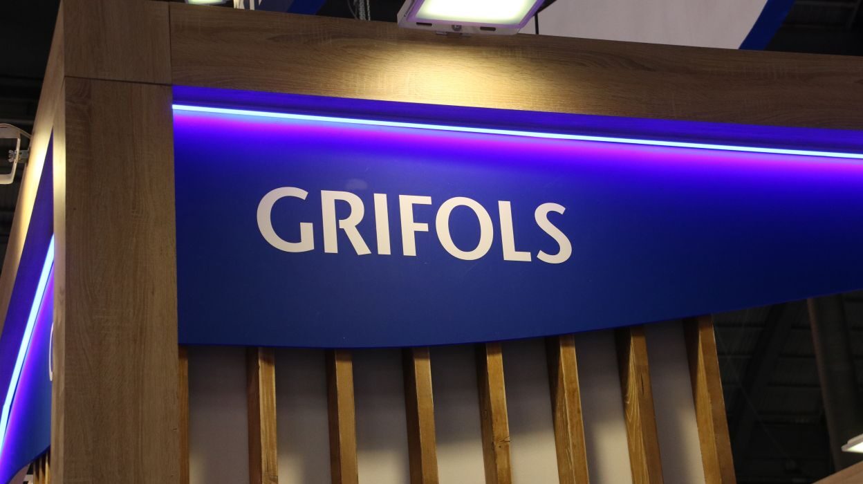 Grifols guanya 402 milions el 2025 i eleva els ingressos fins als 7.524 milions d’euros