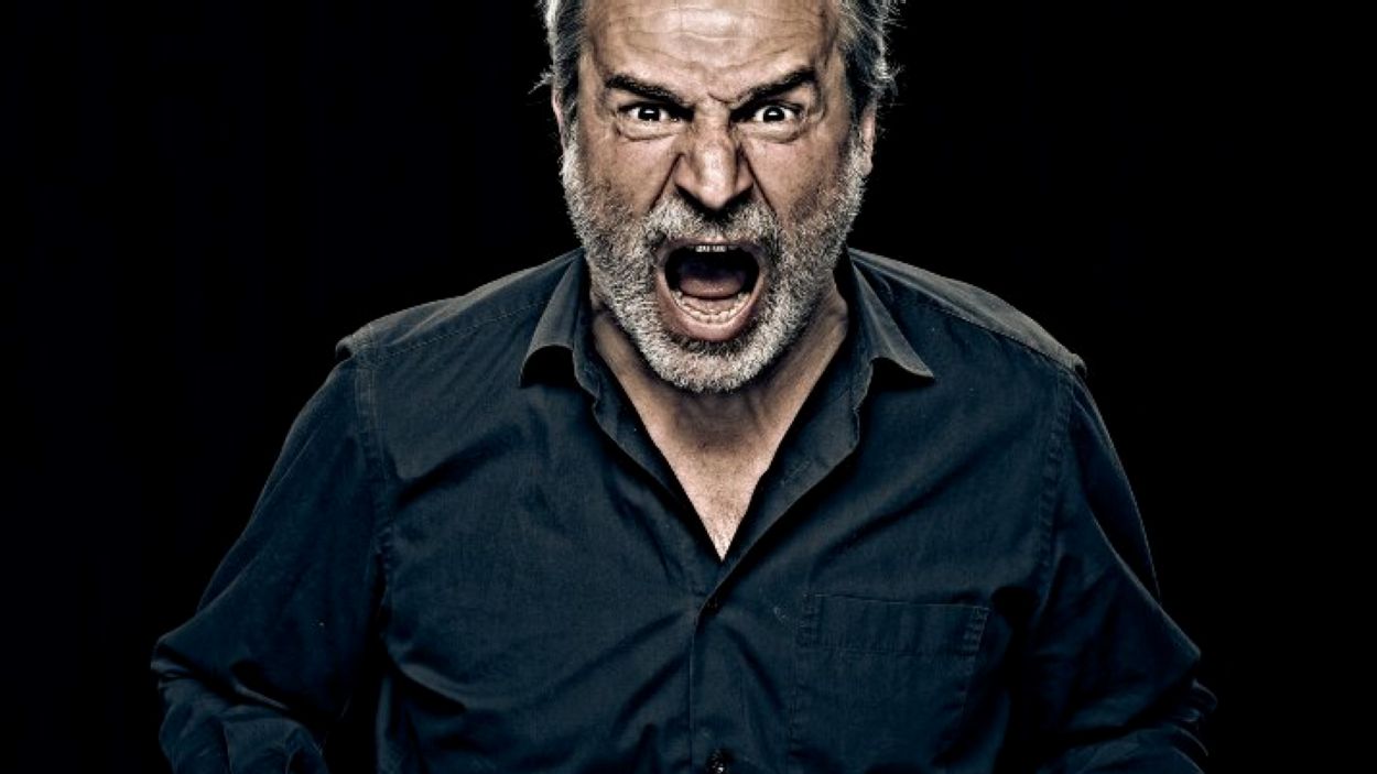 Escolta Alberto San Juan, al 