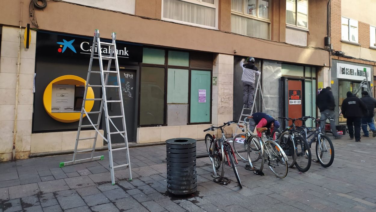 Desallotgen voluntàriament l'oficina bancària ocupada de l'avinguda de Cerdanyola