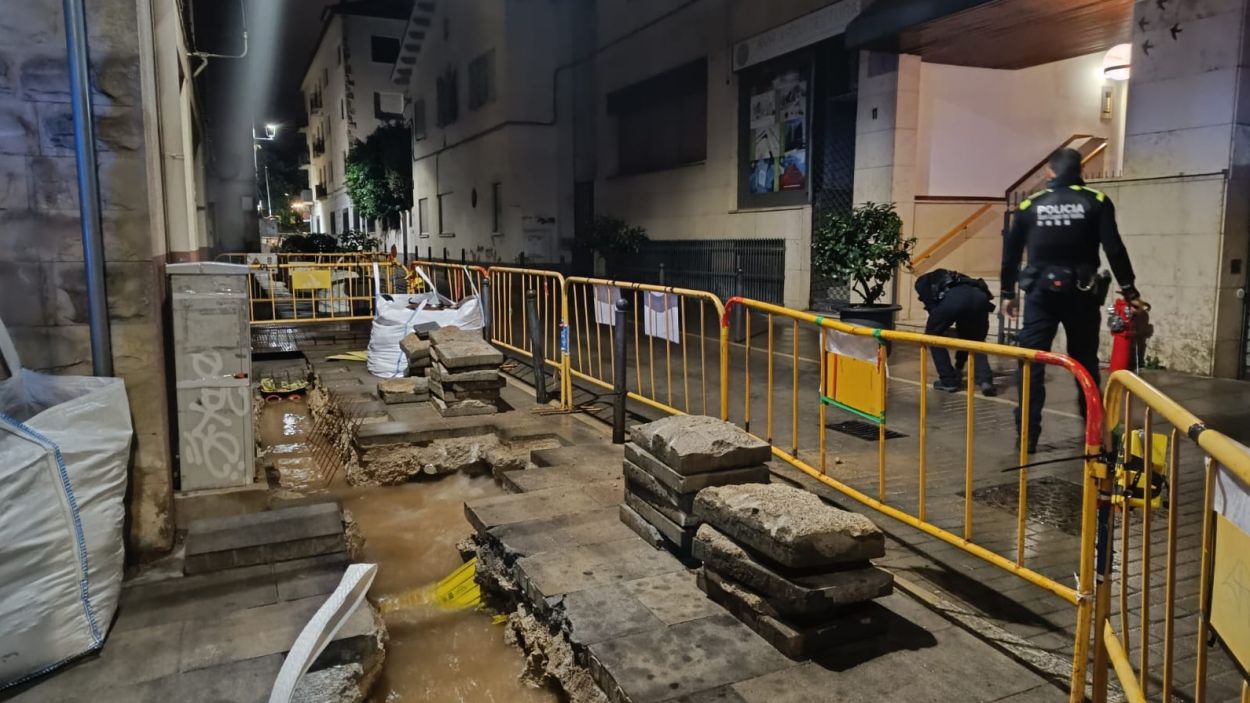 Reparada la fuita d'aigua al carrer de la Indústria per una canonada rebentada