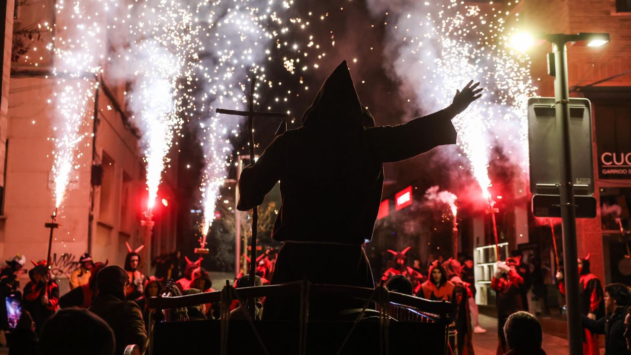 La Festa dels Foguerons encén Sant Cugat en la vigília de la Rua dels Tres Tombs