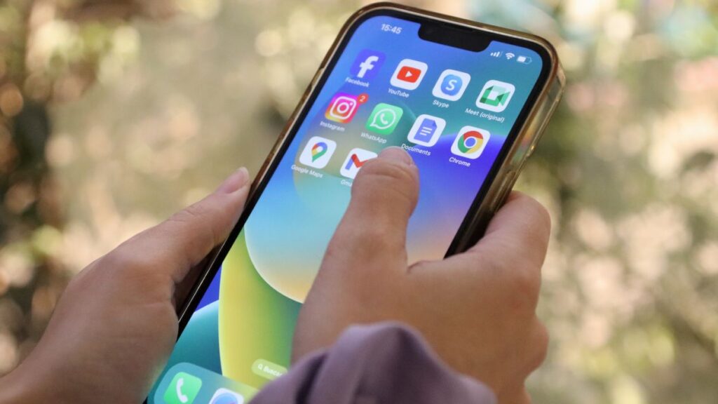 Alt: Quin ús fa el jovent dels telèfons mòbils?