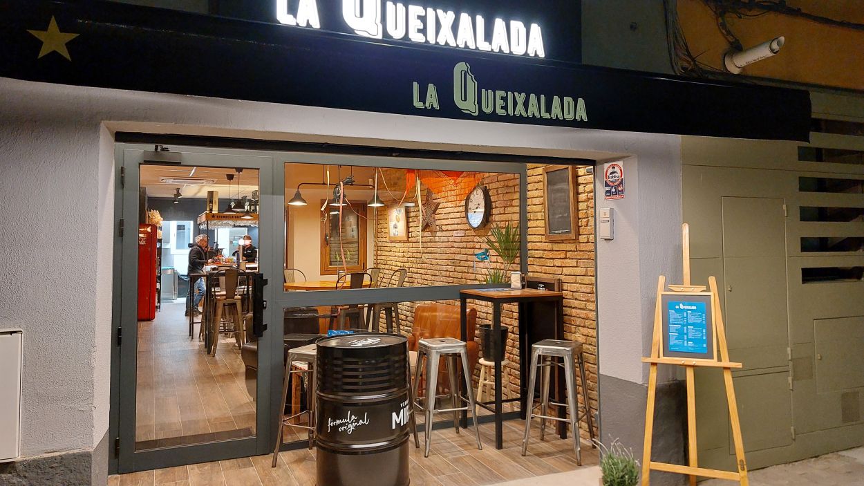 Obre La Queixalada, un establiment que aposta per entrepans amb productes 
