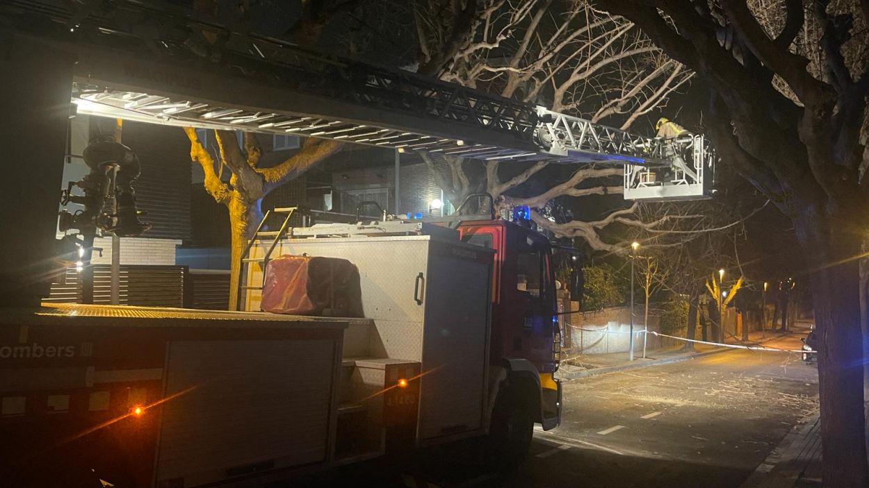 Retiren una branca caiguda i una altra a punt de caure al carrer de Granollers