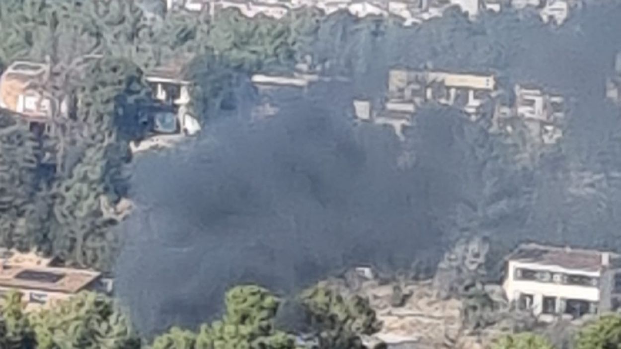 Un cotxe queda calcinat al passatge de la Salut de la Floresta