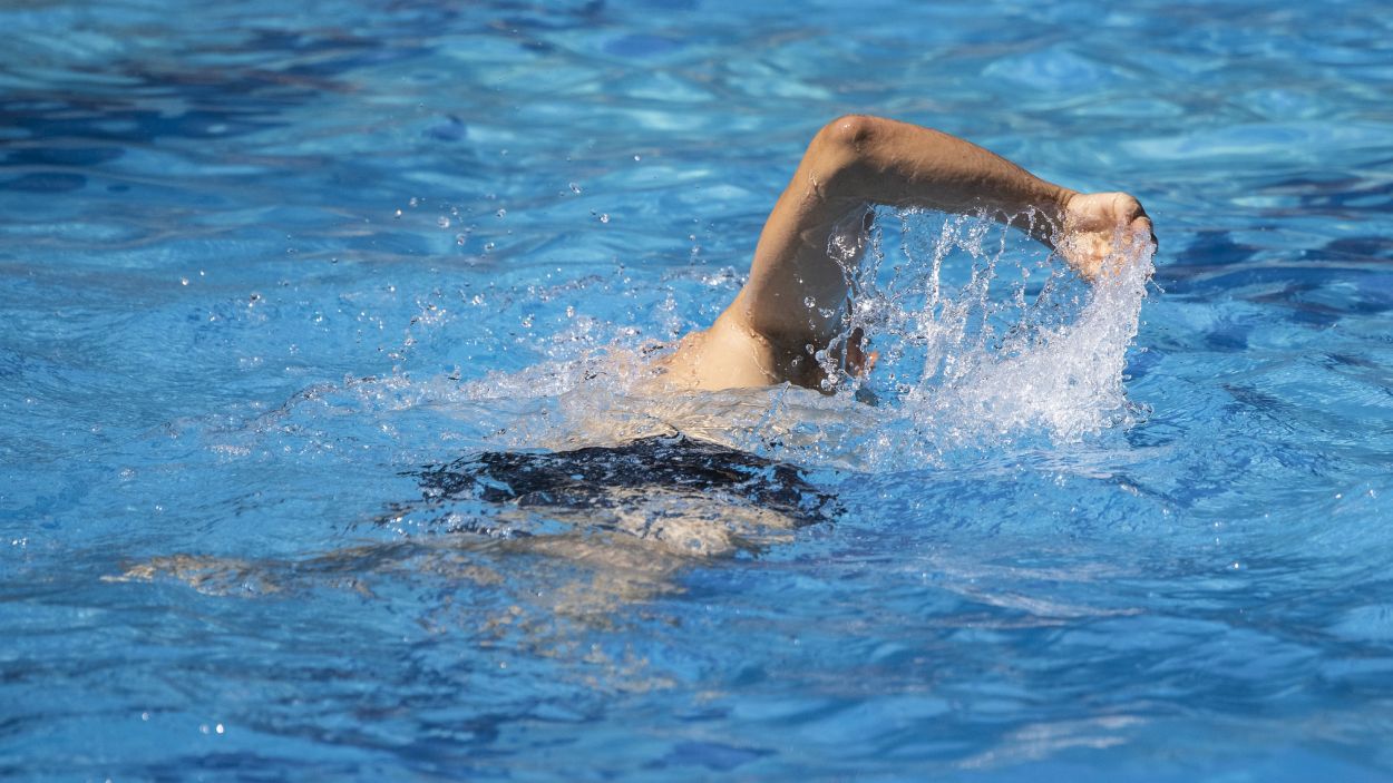 240219-piscina-municipal-sant-cugat-persona-nadant-a-ajuntament.jpg