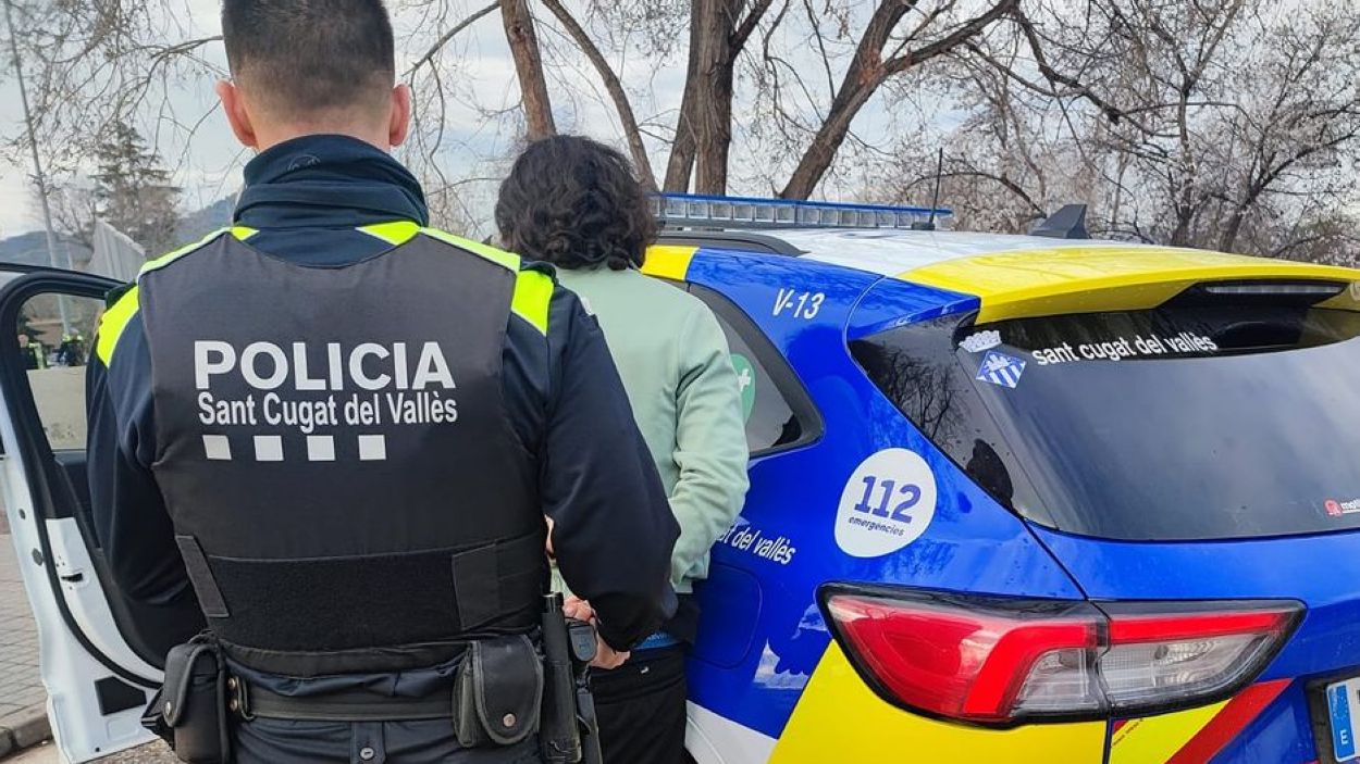 Detenen un lladre després que es deixés el mòbil al lloc dels fets