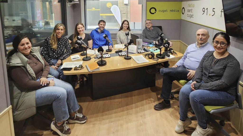 Alt: 'L'Anell al dit' enceta el 2024 amb un nou pòdcast elaborat pels alumnes de català
