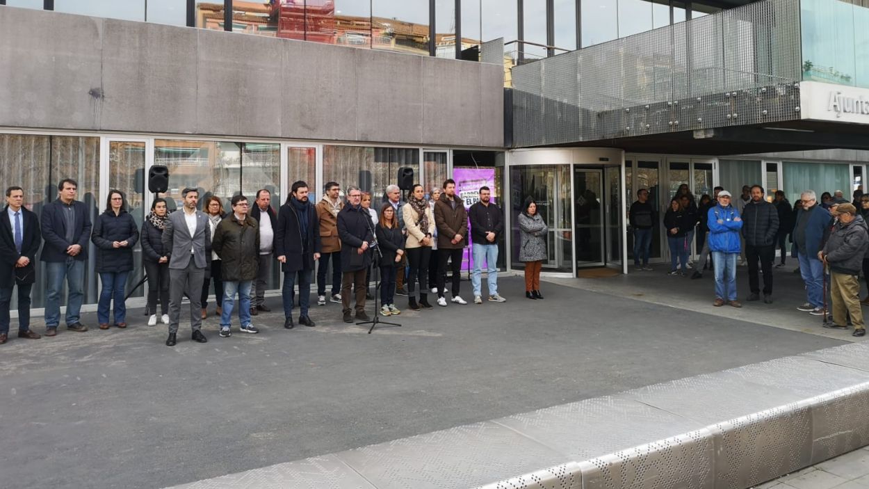 Minut de silenci a l'ajuntament per l'assassinat masclista a Olot
