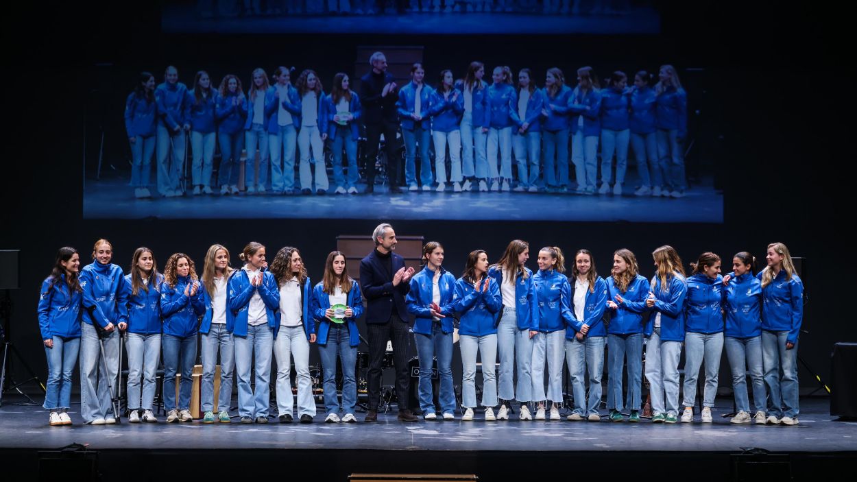 El femení del Junior d'hoquei herba, millor equip sènior