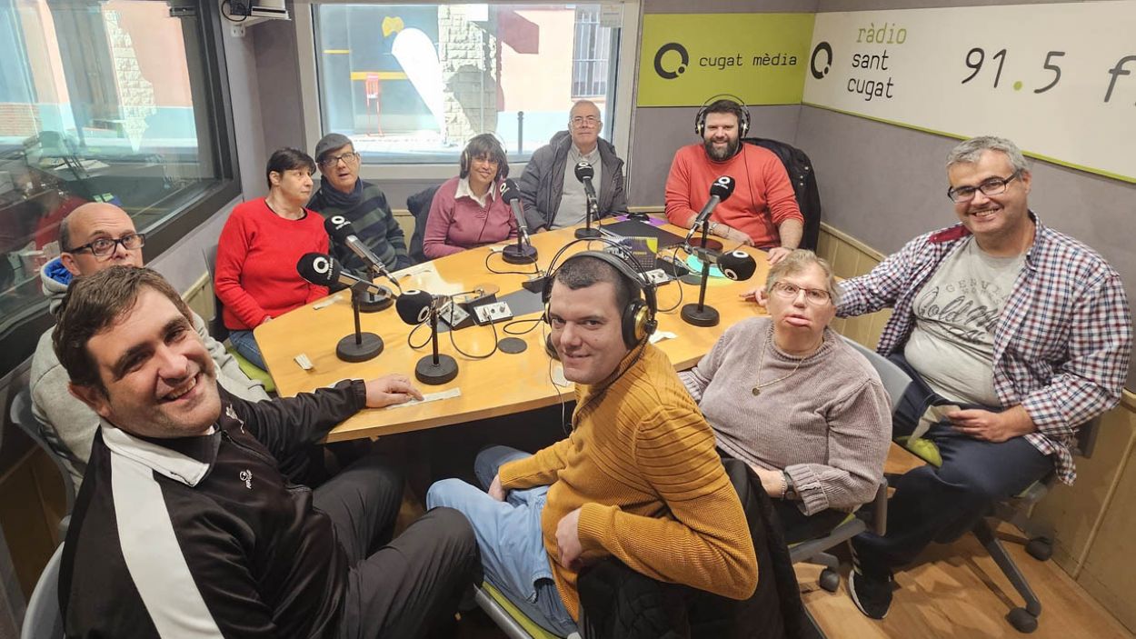 Els usuaris de la Catalònia Fundació Creactiva entrevisten l'entrenador del Fraikin BM. Granollers, Antonio Rama