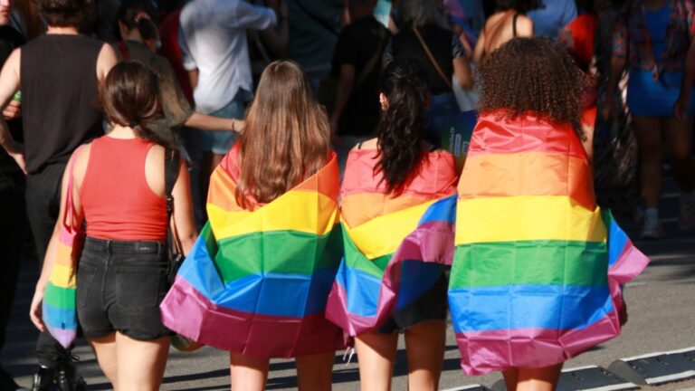 240304-quatre-noies-bandera-lgtbi-pride-barcelona-a-acn-natalia-segura.jpg