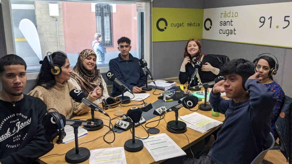 Alt: Escolta 'La brúixola dels divendres', el pòdcast del Centre de formació d'adults de Sant Cugat