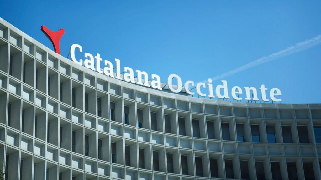 Alt: Ja es pot sol·licitar la beca Jesús Serra per a joves universitaris