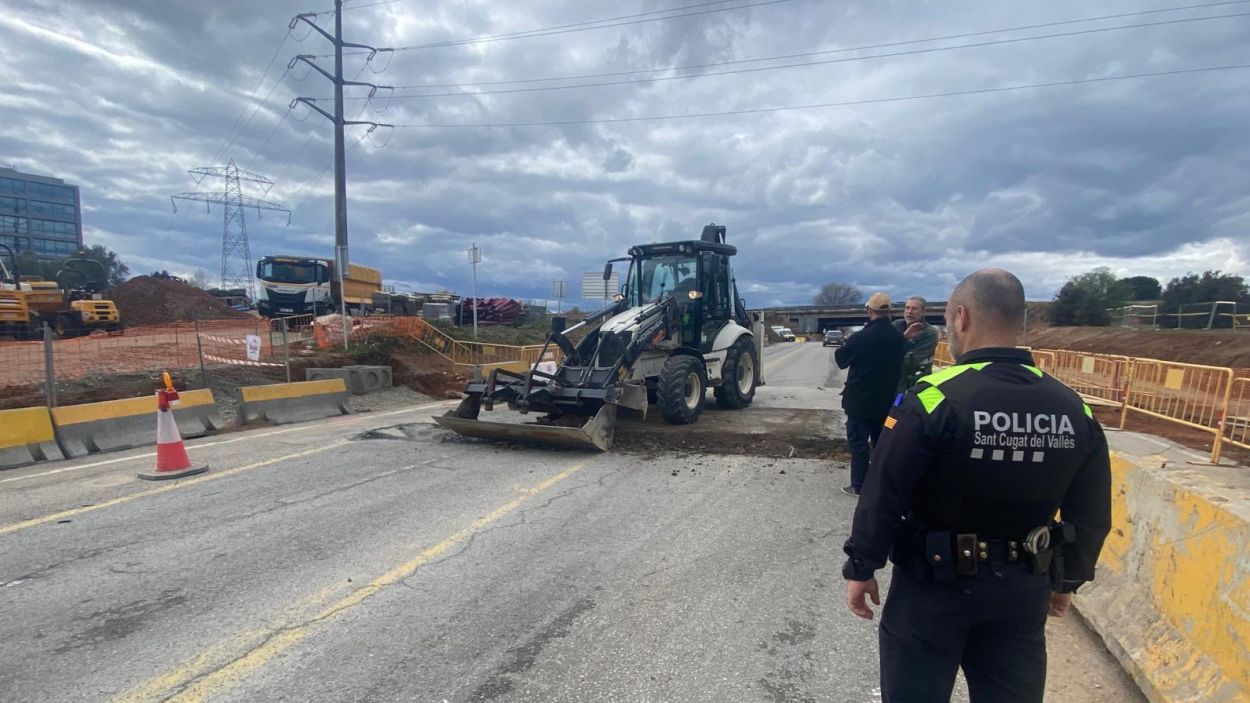 Reobert el trànsit a la carretera de Rubí, afectada per l'enfondrament d'una rasa