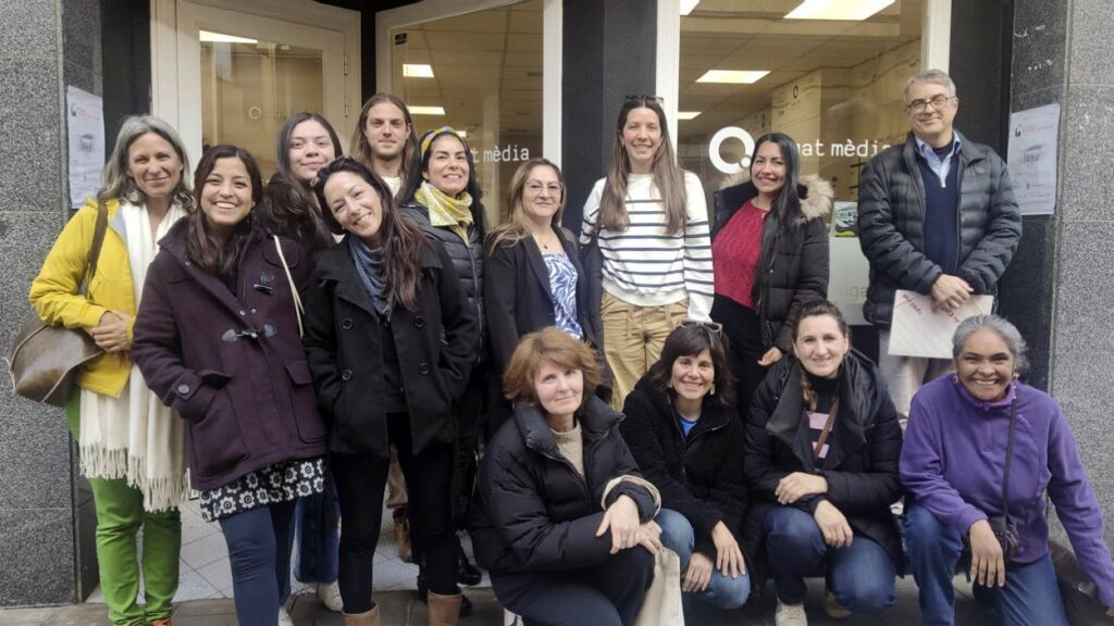 Alt: L'alumnat del nivell Elemental 1 de català s'estrena a la ràdio