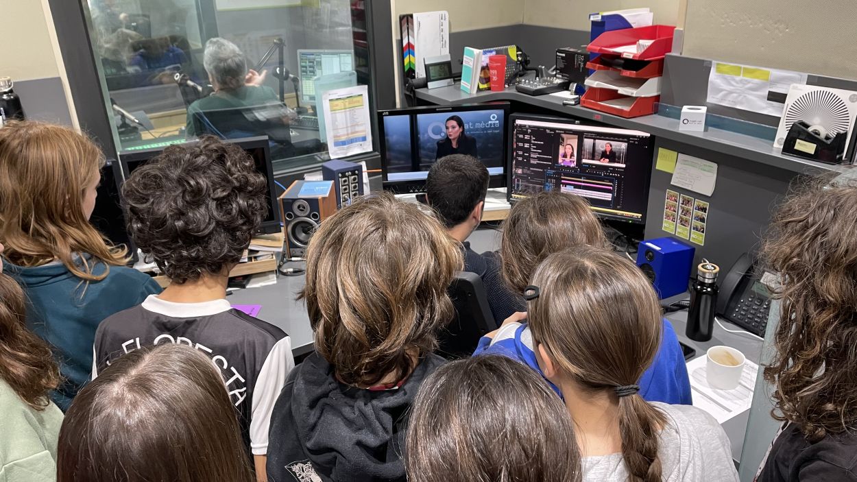 Les nenes i els nens de l'escola La Floresta visiten Cugat Mèdia