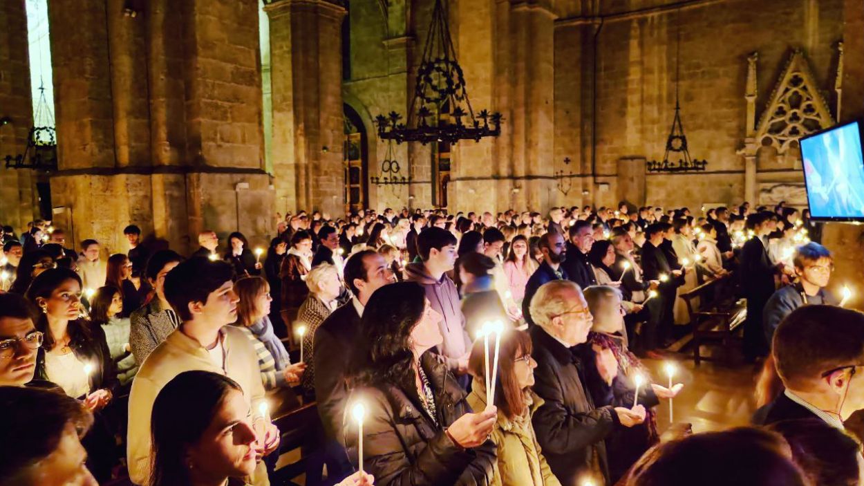 La Vetlla Pasqual il·lumina l'Església del Monestir de Sant Cugat