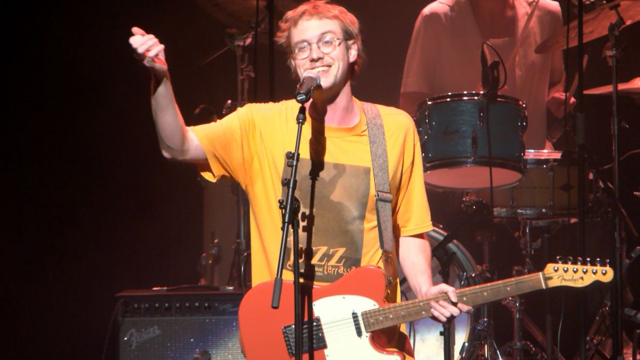 El funeral per l'home més vell d'Espolla omple de ritme folk el Teatre-Auditori Sant Cugat