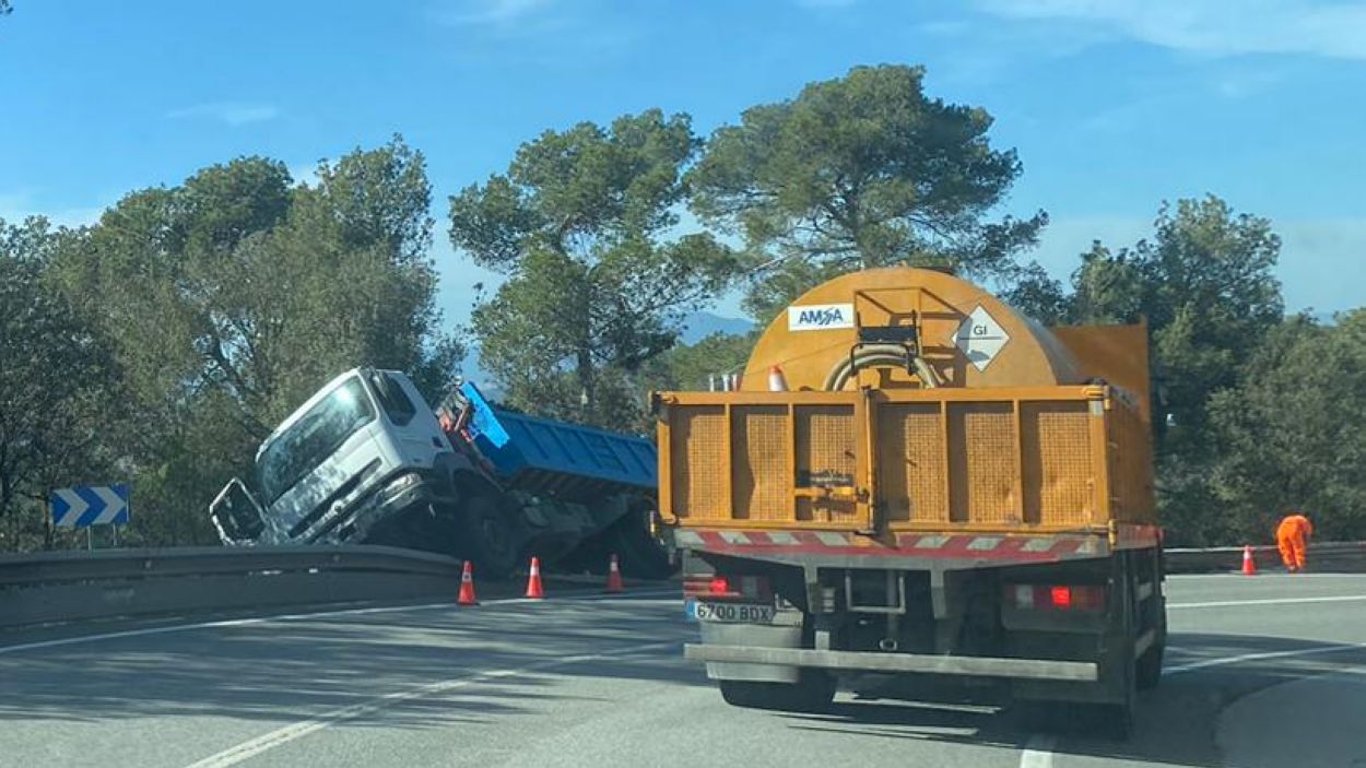 Un camió bolca fora de la via a la carretera de la Rabassada
