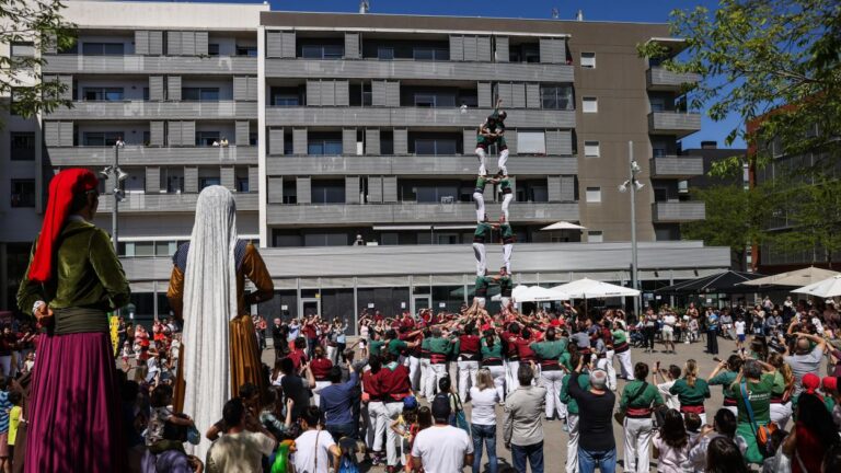 240414-diada-castellera-gegantera-volpelleres-gausacs-gegant-gegants-castellers-a-ajuntament.jpg