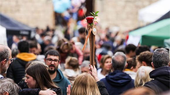 Roses a la mà i llibres sota el braç, protagonistes de Sant Jordi