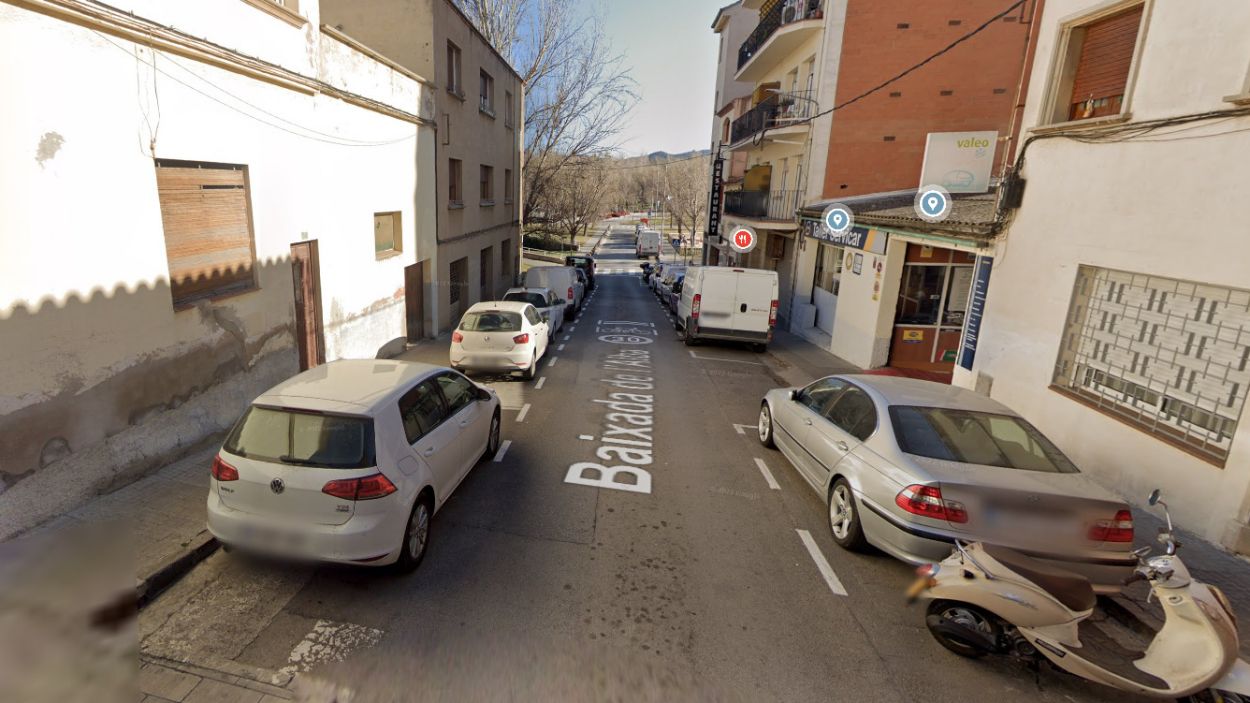 El carrer Baixada de l'Alba, tallat al trànsit de vehicles a partir d'aquest dimarts