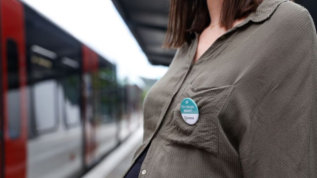 Alt: Nova campanya de FGC per fomentar que se cedeixi el seient