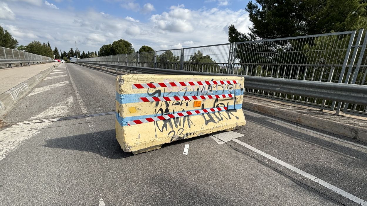 Apareix una tanca de formigó per 