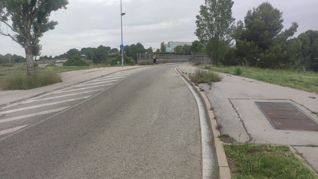L'Ajuntament retira la tanca de formigó del pont del carrer del Gerbert d'Orlhac