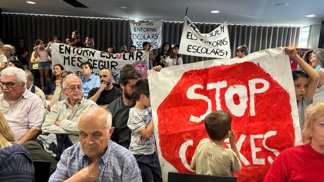 Les famílies reclamen entorns escolars segurs al ple