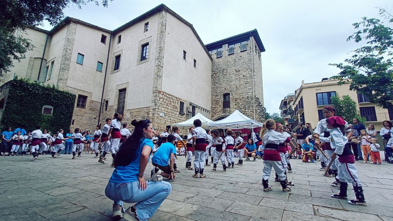 El jovent i la quitxalla dels Bastoners demostren que saben picar i repicar
