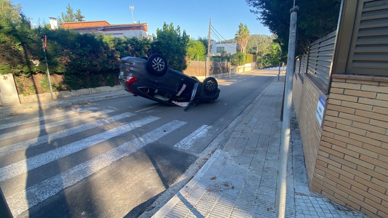 Un accident entre dos cotxes a Valldoreix acaba amb un vehicle bolcat