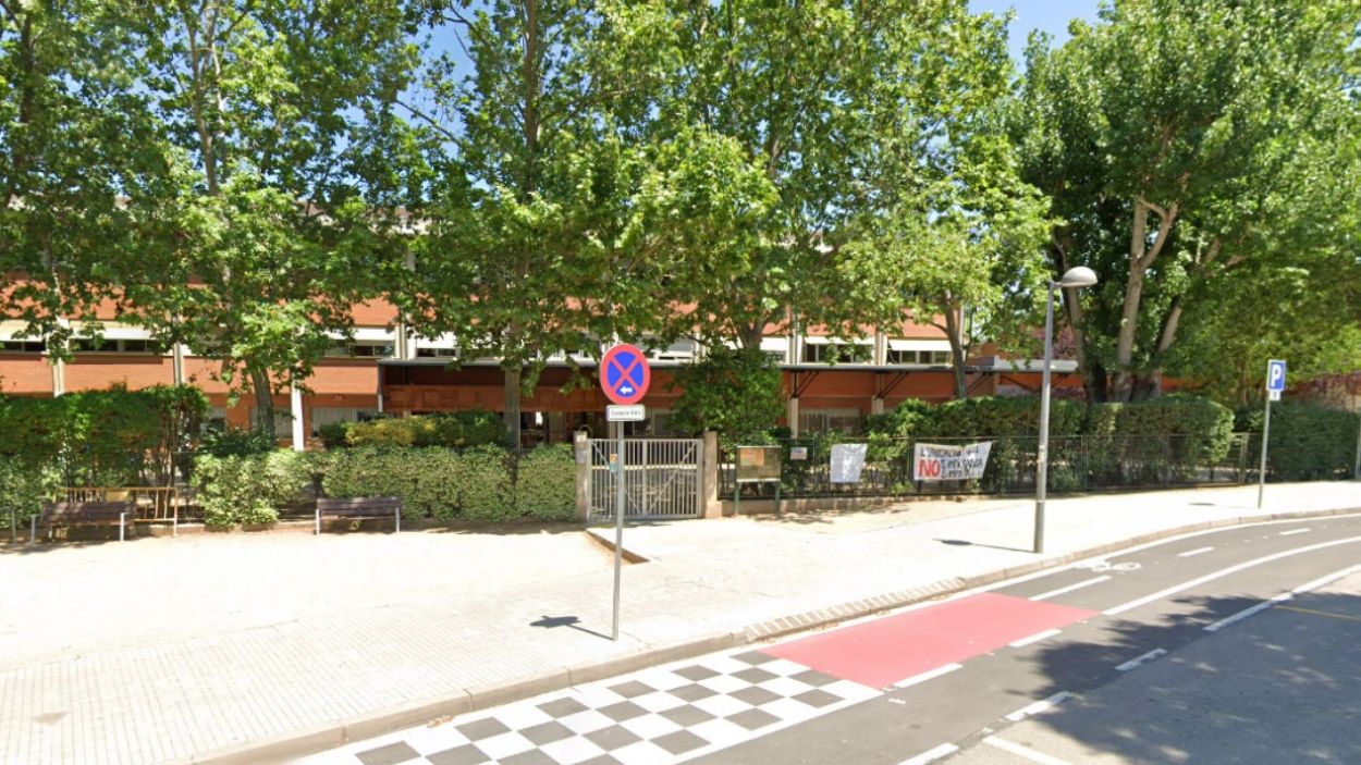 El Catalunya alerta les famílies de l'ensurt d'un alumne amb un desconegut a la sortida del centre