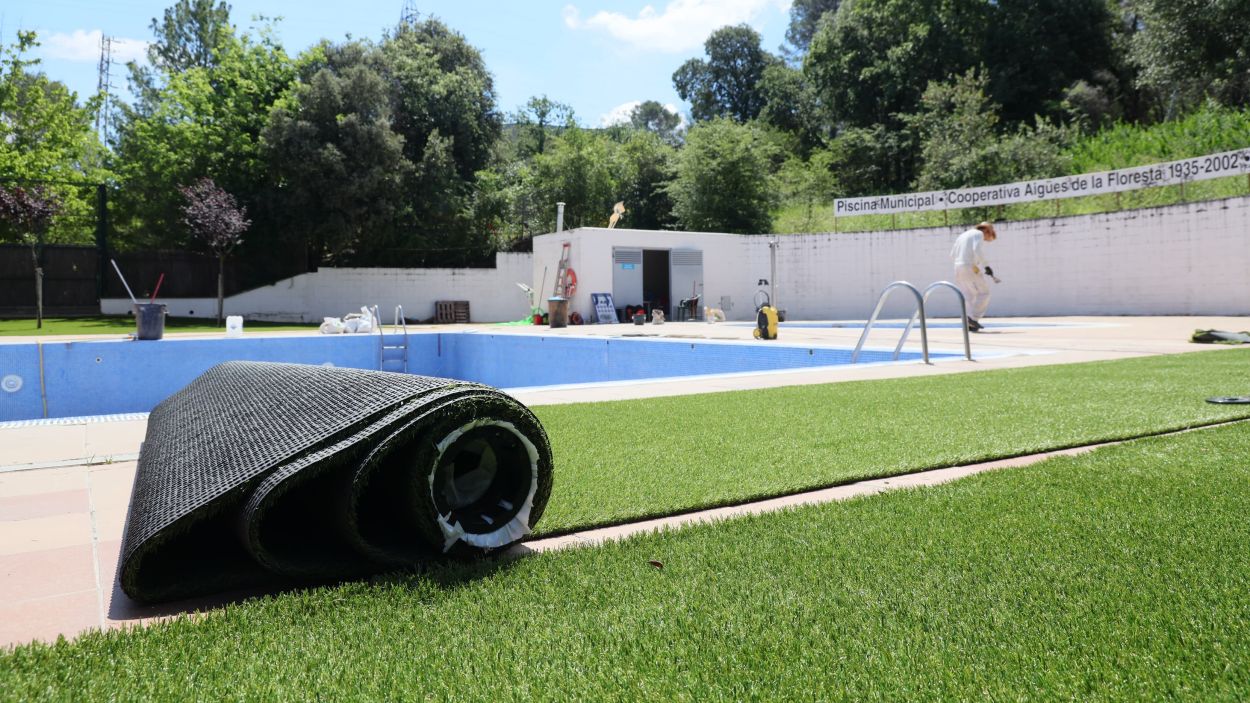240613-gespa-artificial-piscina-la-floresta-a-ajuntament.jpeg.jpg
