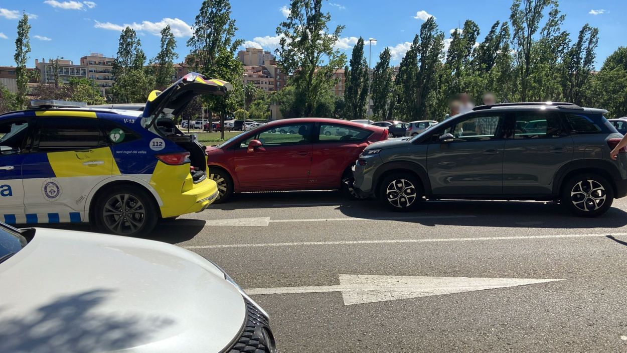 Tres vehicles implicats en un accident a Can Vernet