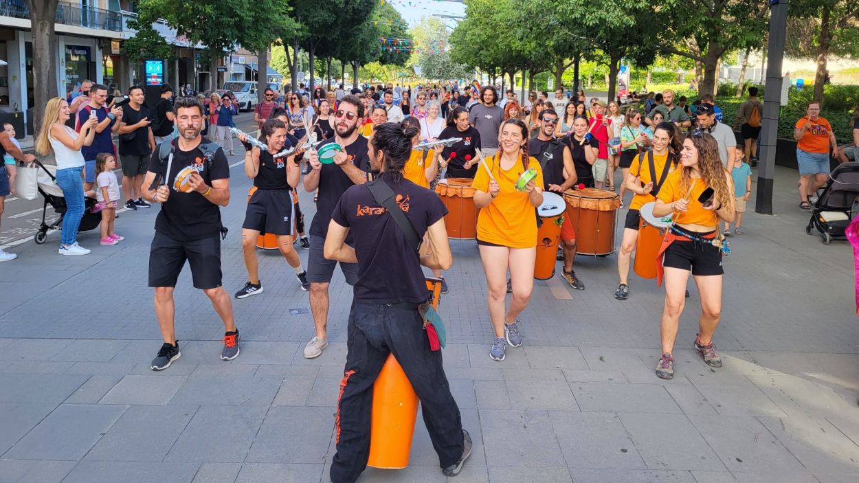 Karabassà celebra 25 anys a ritme de batucada amb la Festakà