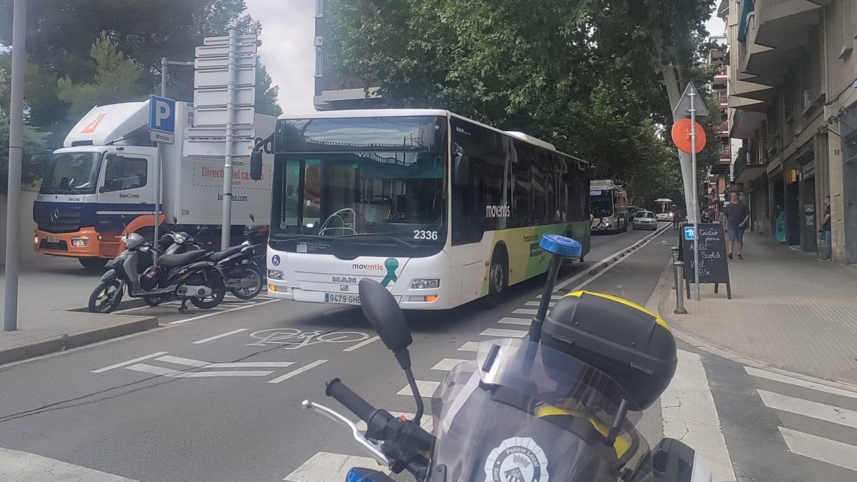 Un autobús s'espatlla a l'avinguda de Lluís Companys i col·lapsa tot el centre de Sant Cugat