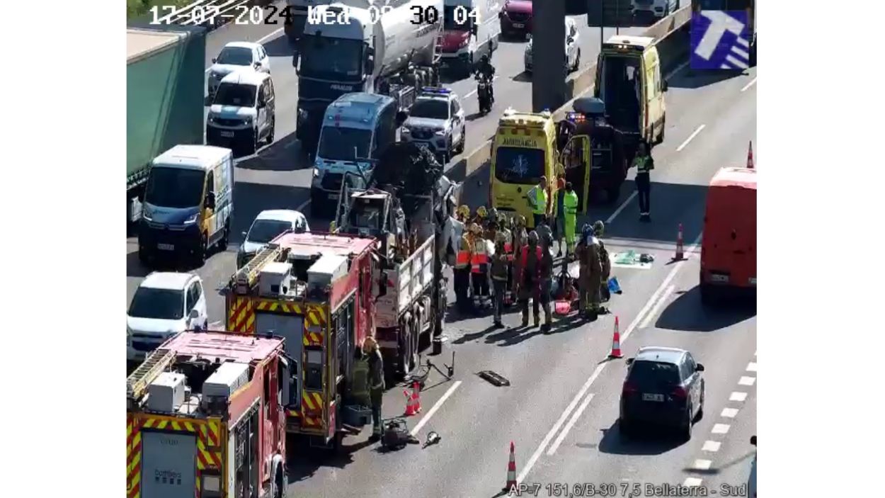 Un accident entre dos camions a l'AP7 complica un matí més la circulació a Sant Cugat