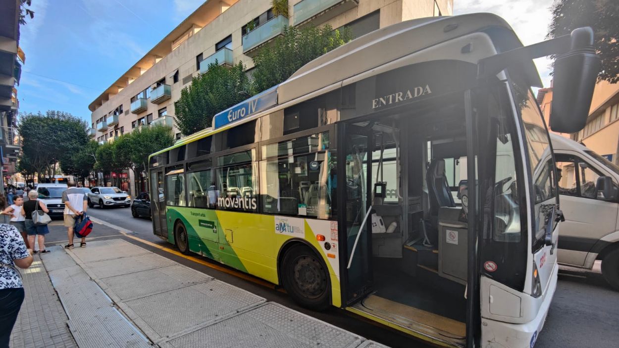 240717-autobus-espatllat-quatre-cantons-a-cugat.jpg