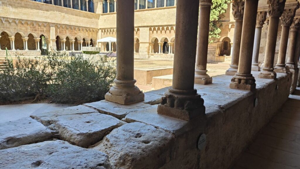 240724-claustre-monestir-feina-restauracio.jpg